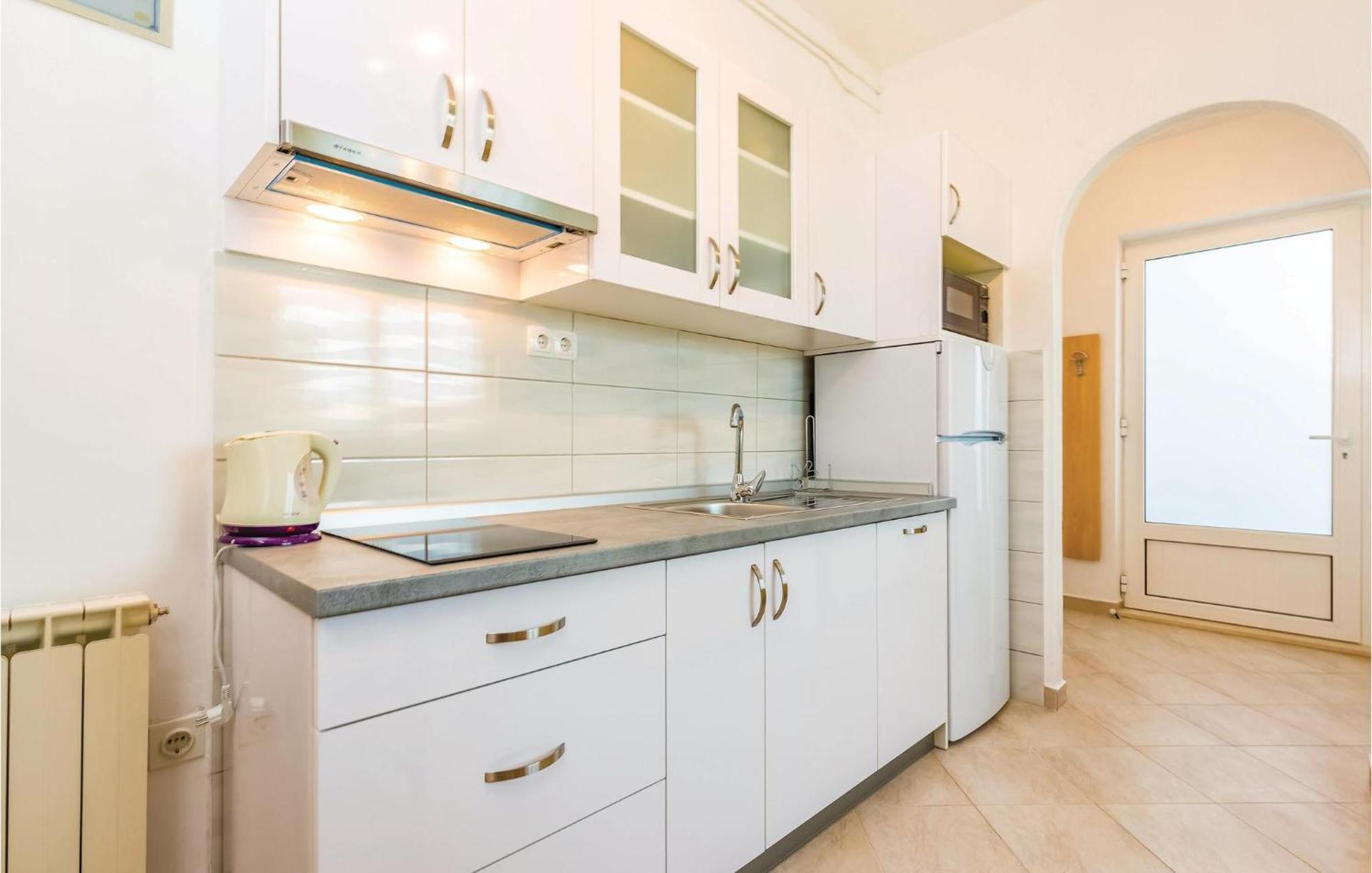 1 Bedroom Awesome Apartment In Супетарска-Драга Экстерьер фото