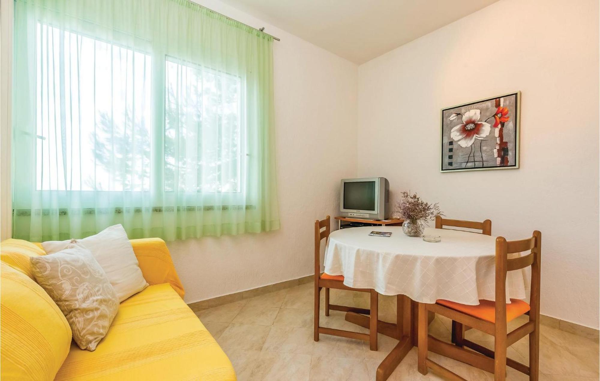 1 Bedroom Awesome Apartment In Супетарска-Драга Экстерьер фото