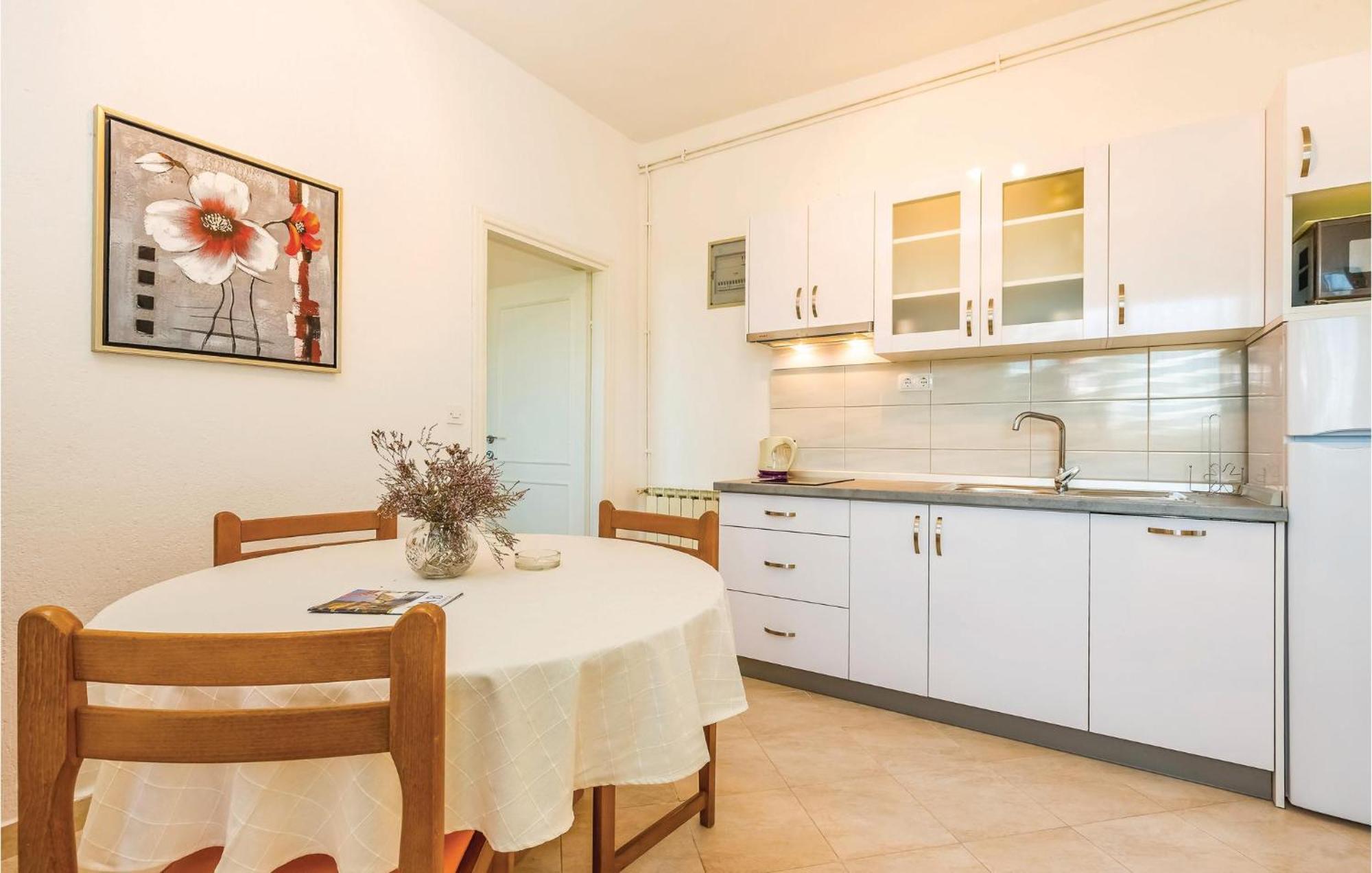1 Bedroom Awesome Apartment In Супетарска-Драга Экстерьер фото