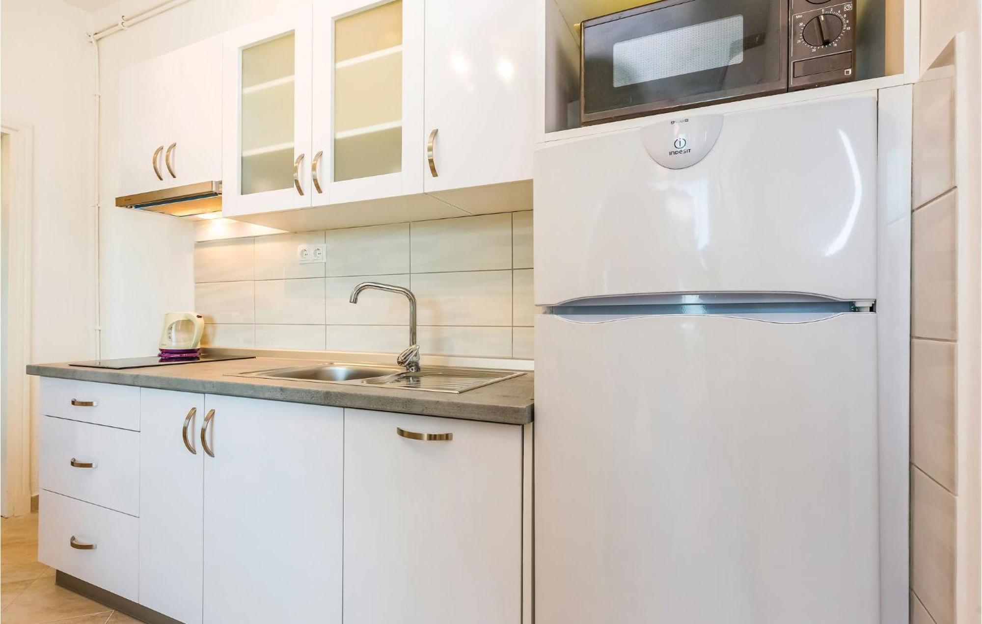 1 Bedroom Awesome Apartment In Супетарска-Драга Экстерьер фото